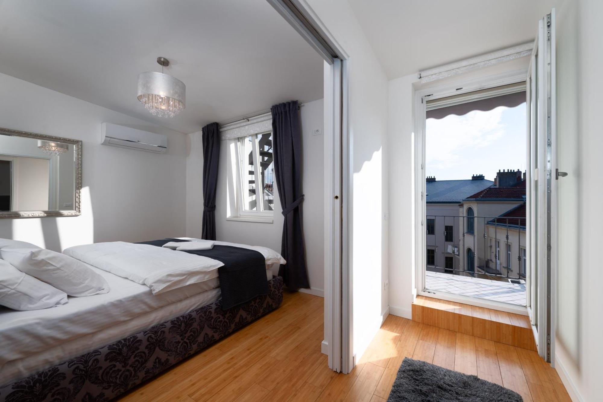 Two-Level Apart With A Terrace Near The Vltava River Prague Exterior photo